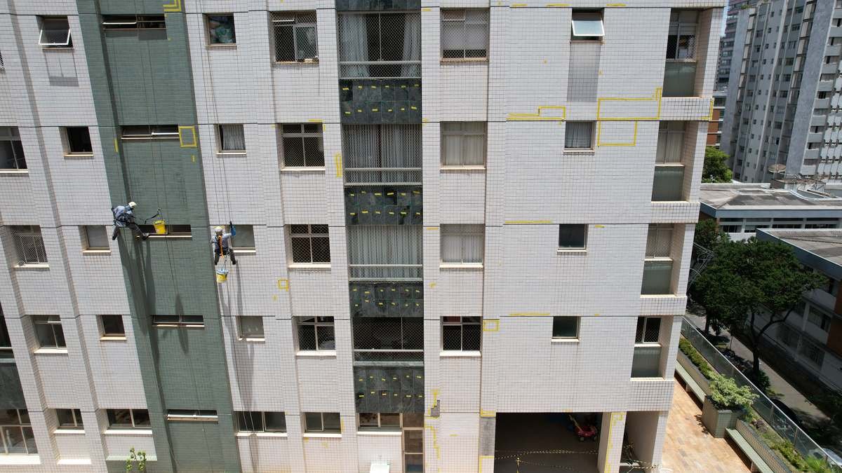 Inspeção de fachada com acesso por corda em edifício residencial