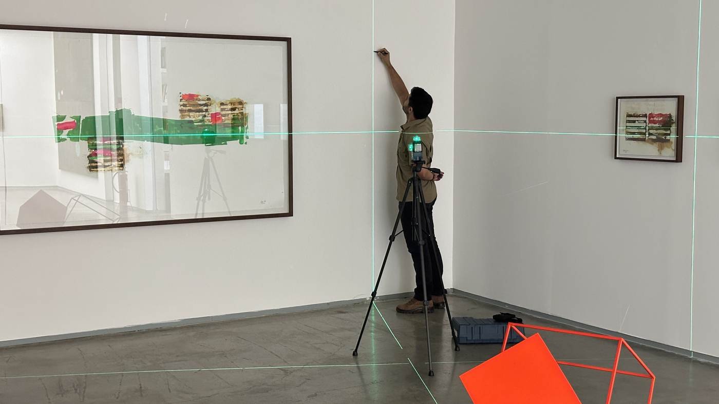 Medição com nível a laser em parede interna de uma galeria