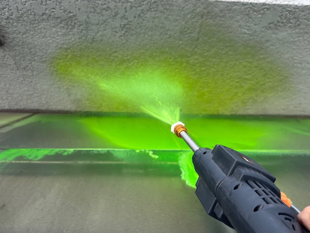 Aplicação de corante fluoresceína com pulverizador para rastrear o caminho da água em uma investigação de infiltração