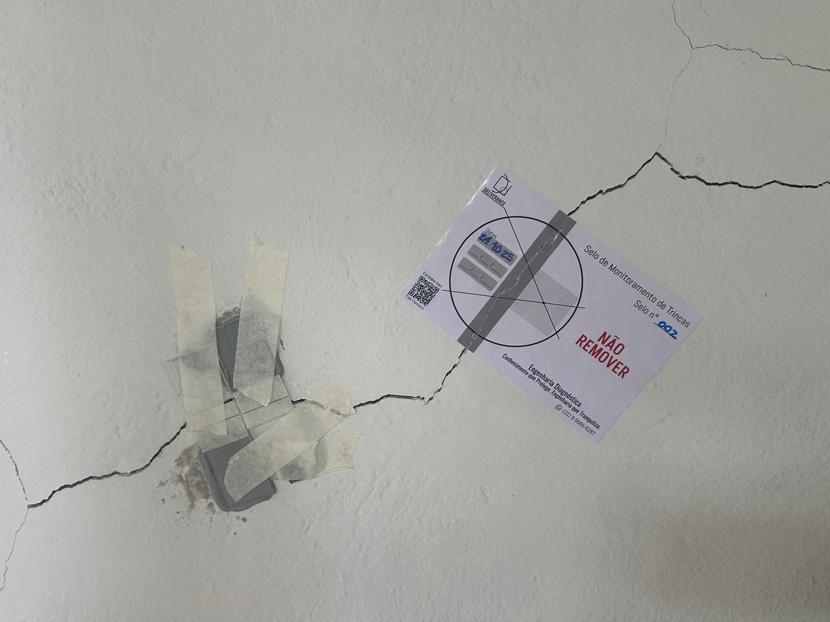 Trinca em parede com selo de monitoramento colado para acompanhar a evolução da abertura