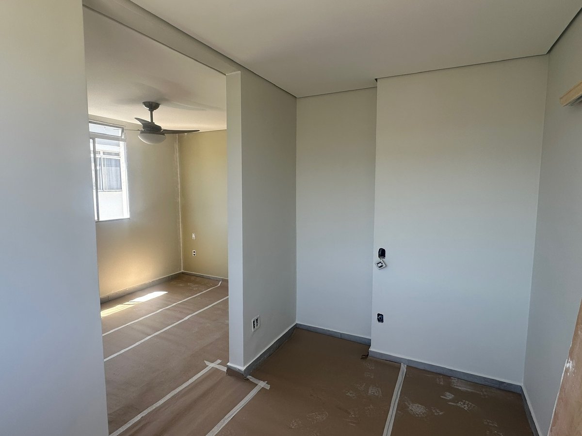 Apartamento novo vazio, com piso protegido, antes da vistoria de recebimento