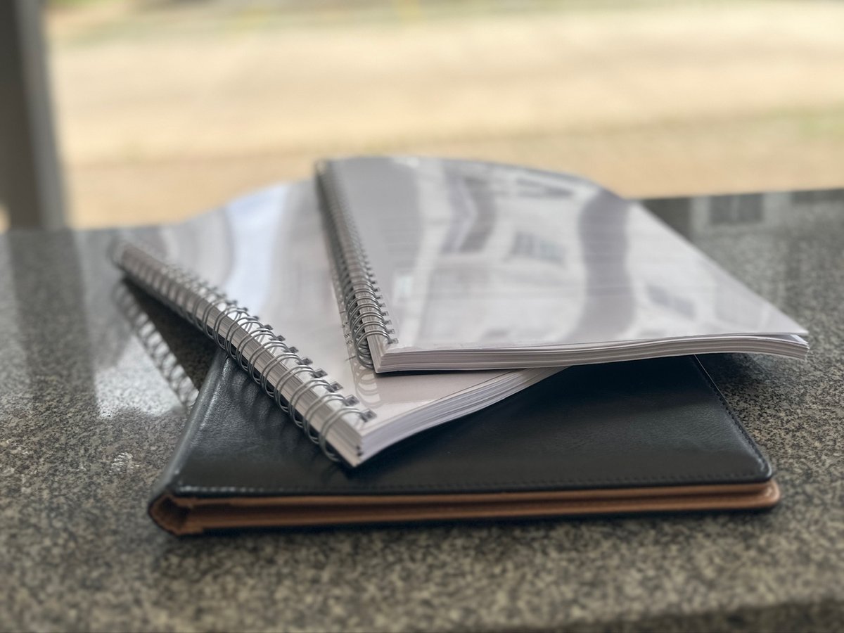 Laudos técnicos de engenharia encadernados sobre a mesa