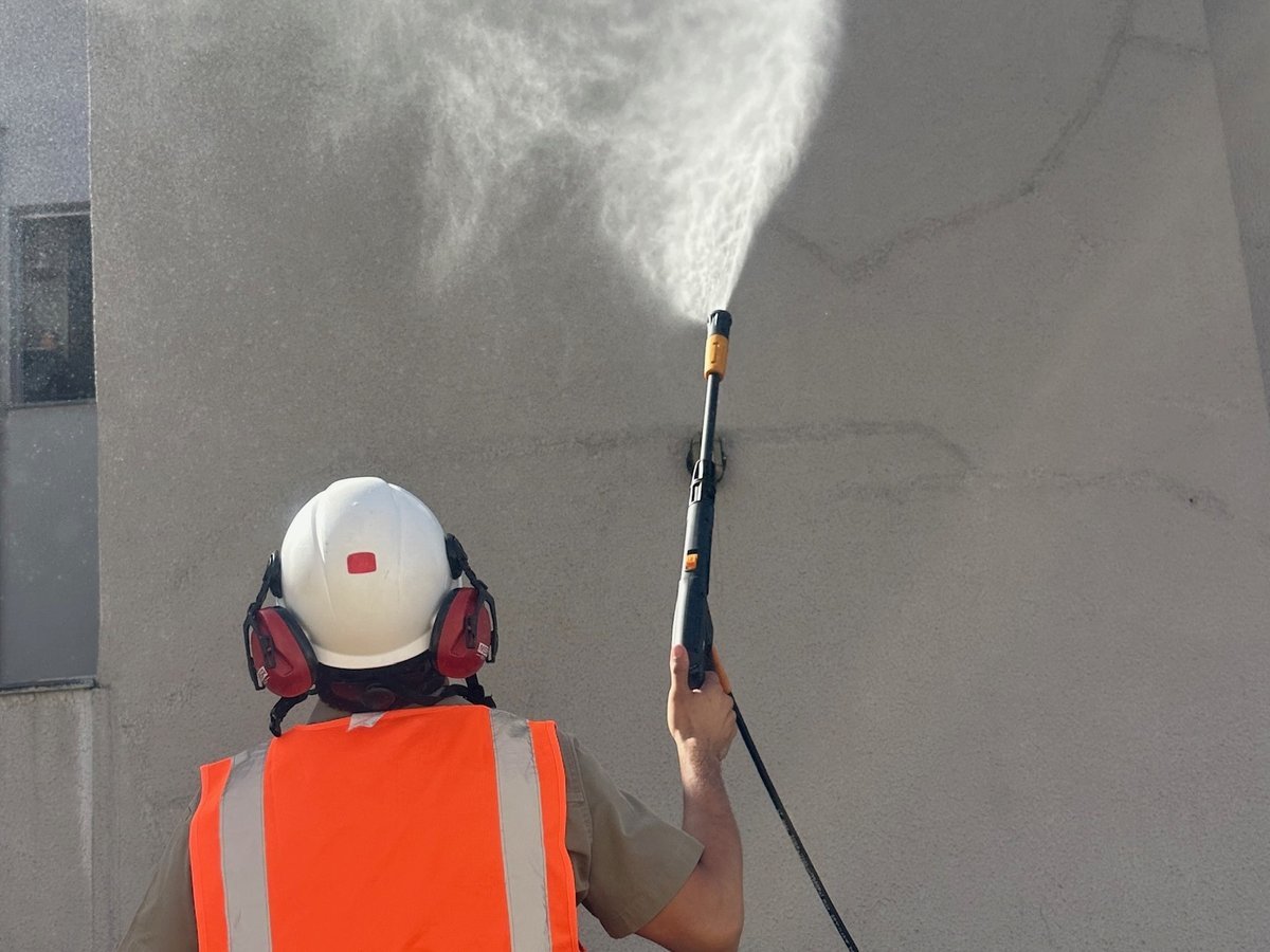 Teste com jato de água na fachada para avaliar a estanqueidade do revestimento