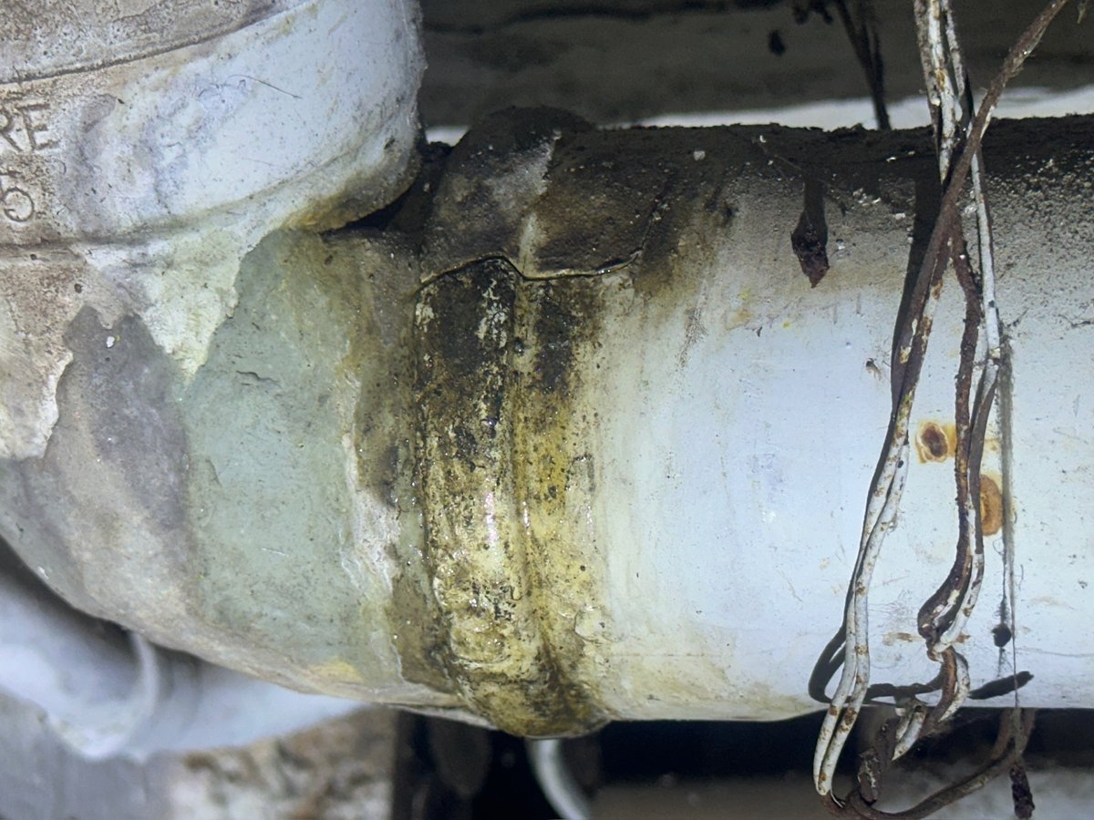 Tubulação com manchas de vazamento e umidade sob a laje