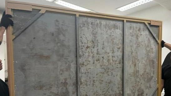 Obra de arte do acervo da galeria tomada por bolor