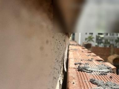 Vão aberto no topo, sem rufo do lado da obra